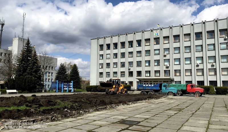 Центральну клумбу у Шепетівці благодійник планує оновити до Великодня